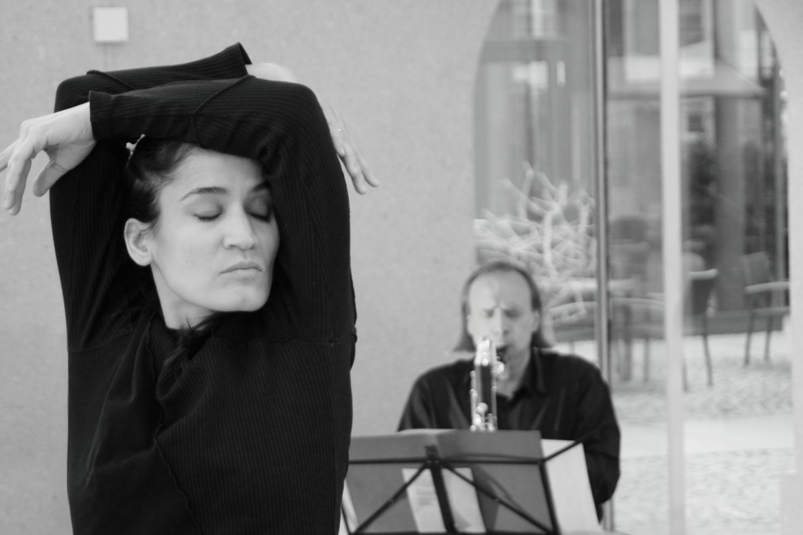 Tanzperformance-Klarinette(n)-Licht und Schatten